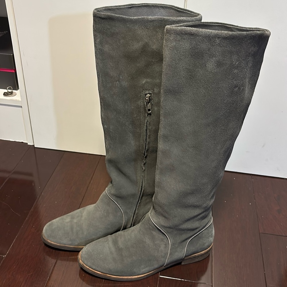UGG tall boots grey suede  excellent  condition